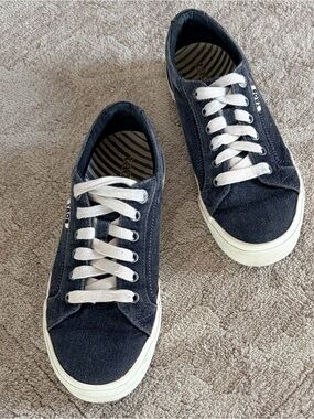 Taos Plim Sole Charcoal Canvas Sneakers with White Laces. Sz 8.5.